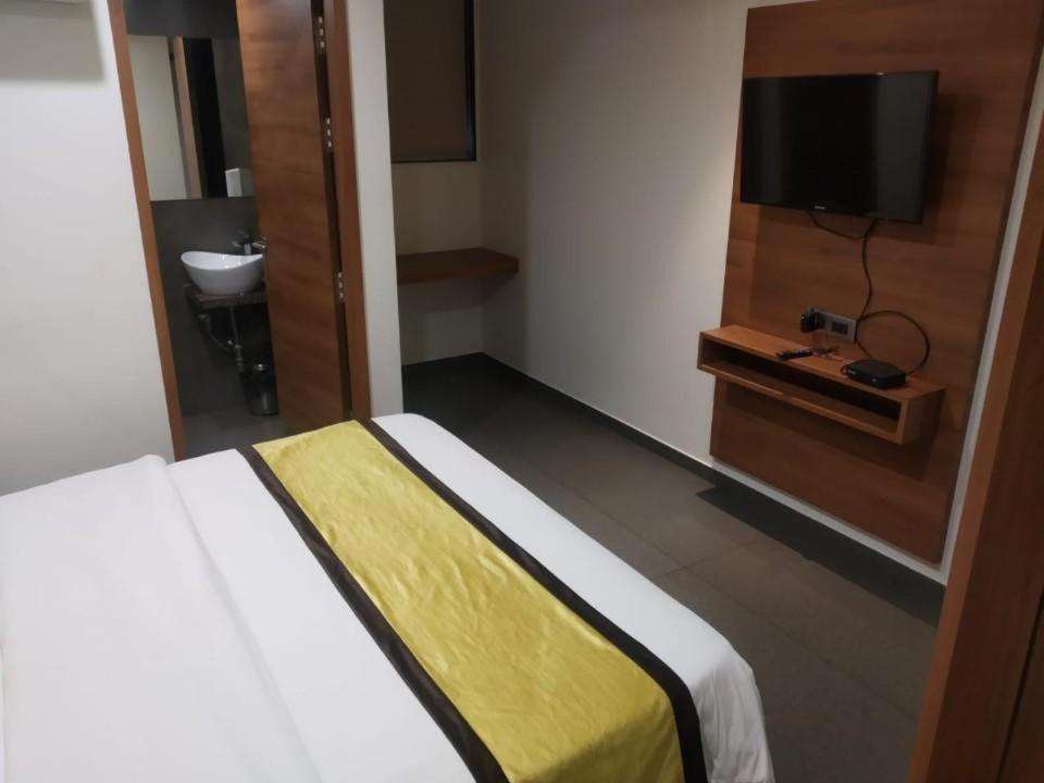 Hotel Avaante Ahmedabad Formerly Known As The Orchid Hotel Экстерьер фото